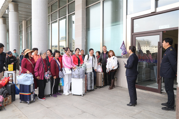 首趟符拉迪沃斯托克出境旅游专列开行 300余名游客抵达延吉赴俄罗斯