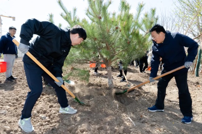 吉林省委常委、延边州委书记胡家福在延吉参加义务植树活动